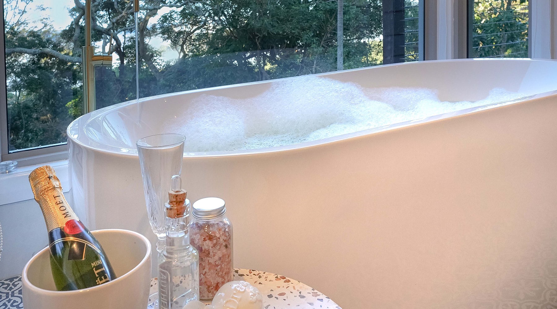Lovestone Cottages Montville Quandong Cottage - bath tub and drink inclusions