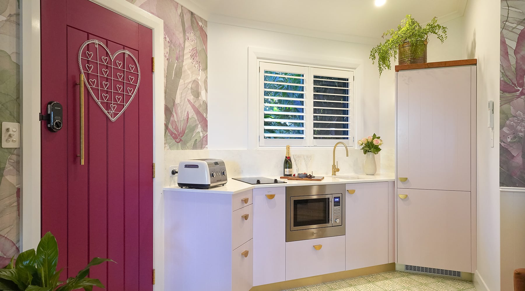 Lovestone Cottages Montville Maple Cottage - Kitchen with all the facilities you need to make a meal or a snack